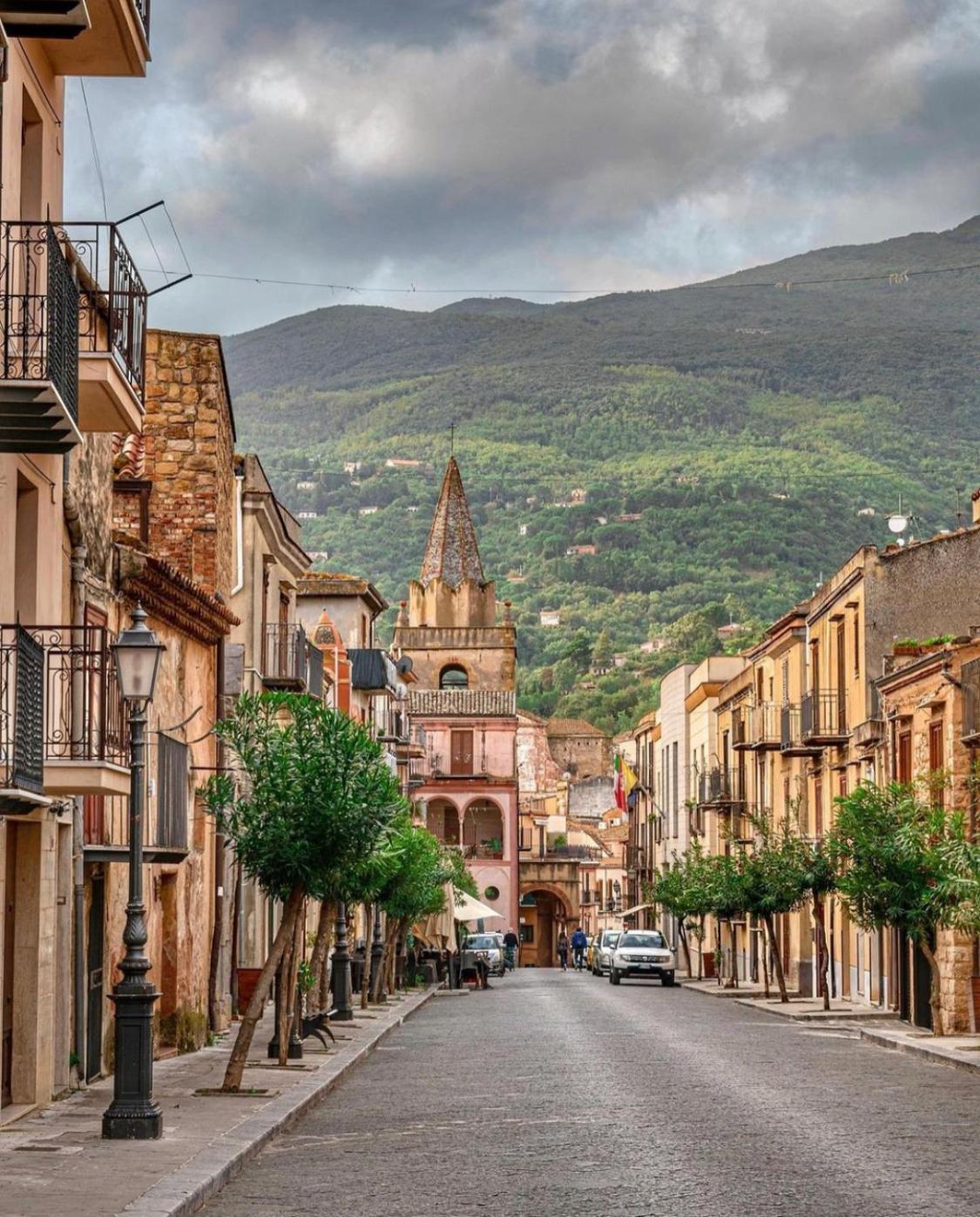 Porta San Paolo House Aparthotel Castelbuono  Eksteriør bilde
